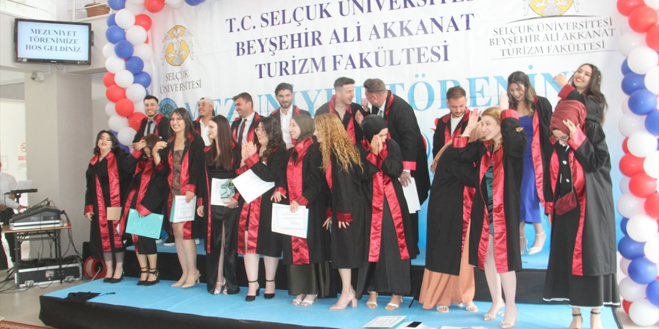 Beyşehir'de Turizm Fakültesi'nde mezuniyet coşkusu