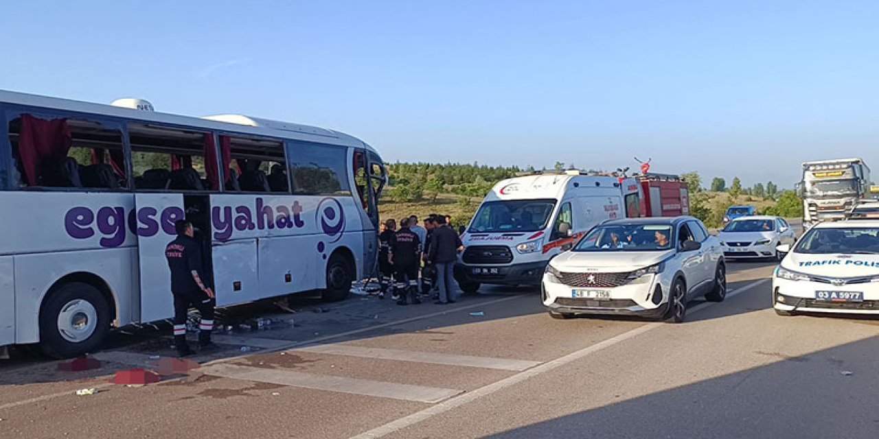 Yolcu otobüsü ile kamyonet çarpıştı: 17 kişi yaralandı