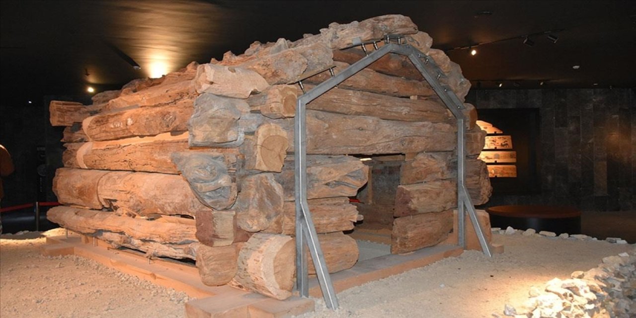 Afyonkarahisar Müzesi'ndeki "ahşap mezar odası" Antik Çağ'ın izlerini taşıyor