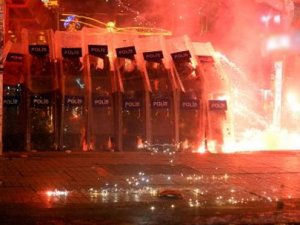 Taksim'de 70 kişi gözaltına alındı