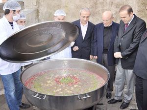 Marangozlar aşure dağıttı