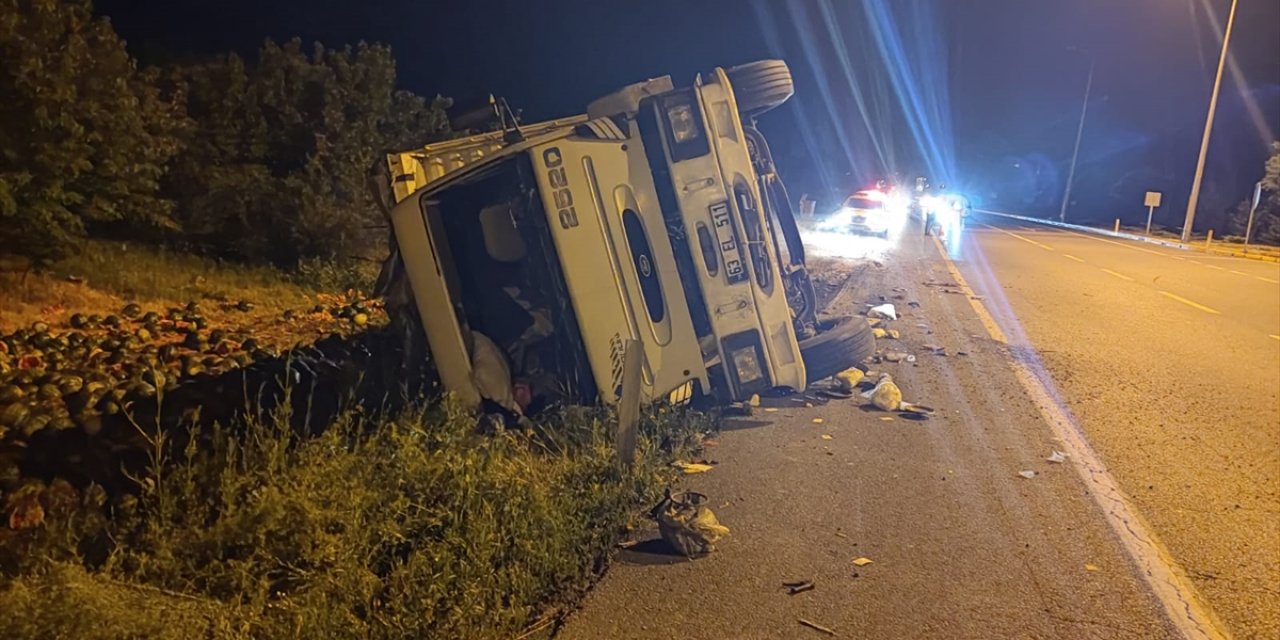 Akşehir'de devrilen kamyonun sürücüsü yaralandı