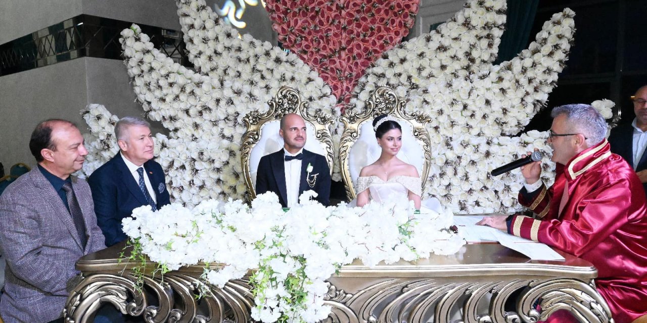 Başkan Ustaoğlu ilk nikahına kıydı