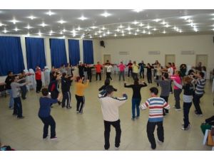 Silifkeliler Halk Oyunları Kursuna Akın Ediyor