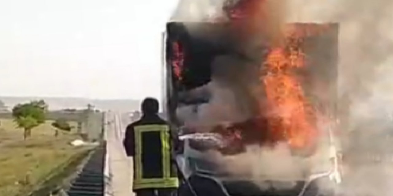 Konya'da seyir halindeki kamyonette çıkan yangın söndürüldü