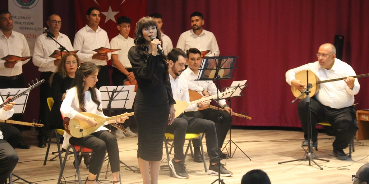 Eskil Halk Eğitim Merkezi kursiyerleri konser verdi