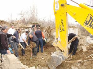 Odunluk çöktü (2 ölü)