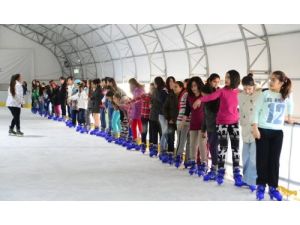 Öğrenciler, Buz Pateninde Stres Attı