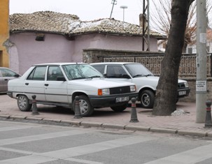 Kaldırımlar araçların işgali altında