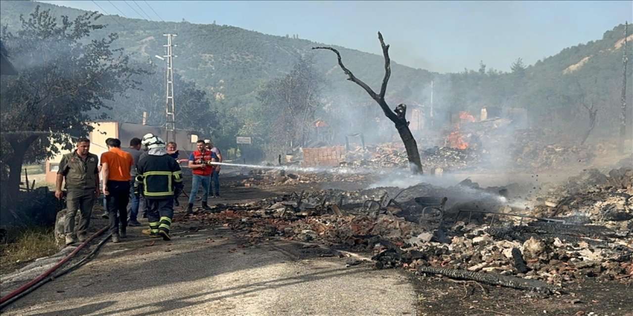Köyde çıkan yangında 11 ev yandı