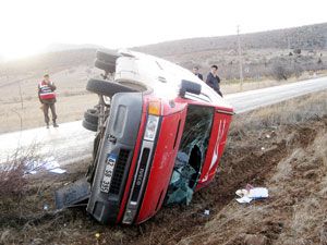 Kargo aracı devrildi 1 kişi yaralandı