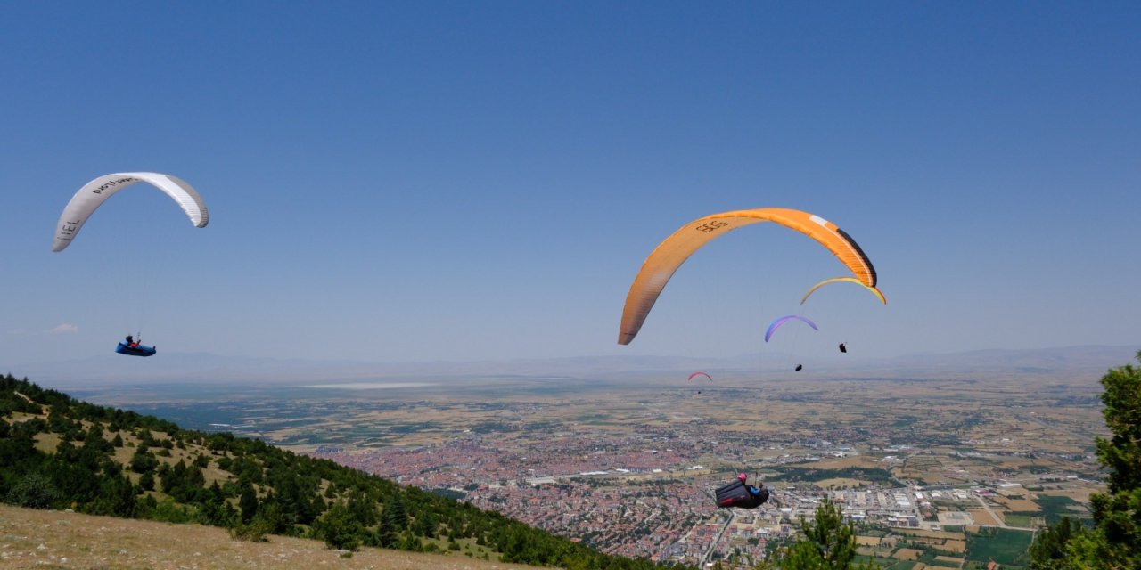 Yamaç paraşütü heyecanı Akşehir’de başladı
