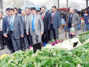 Adaylığını tezgahının başında açıkladı