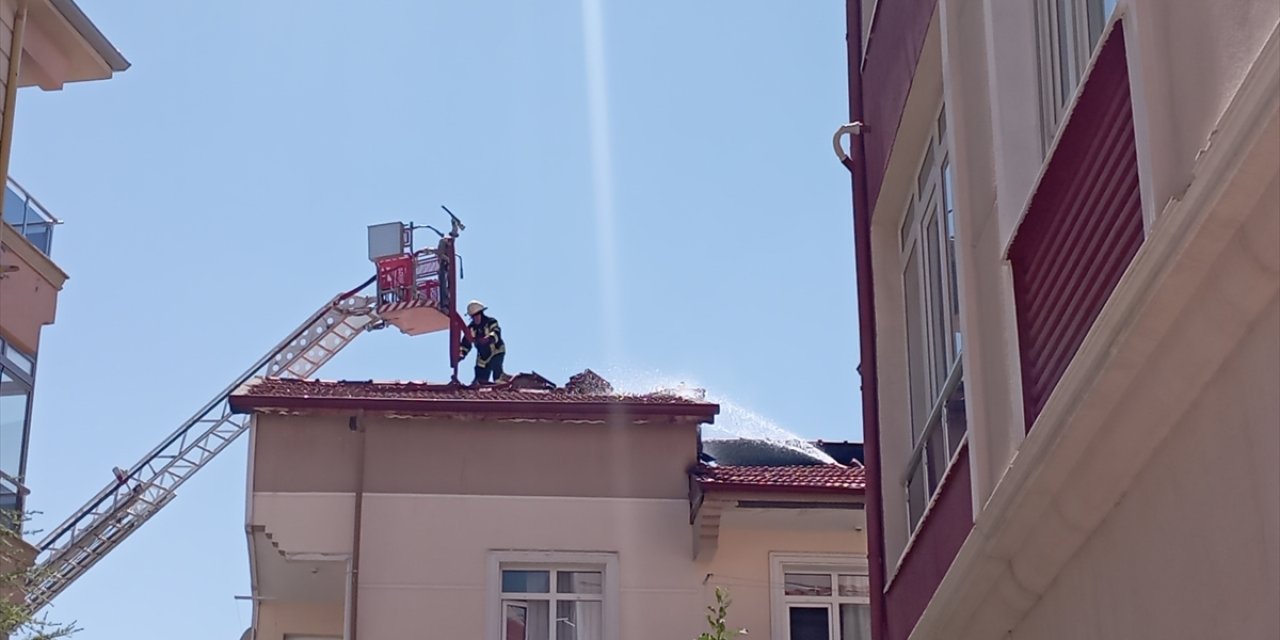Karaman'da çıkan çatı yangını söndürüldü