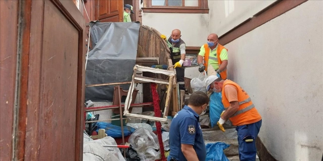 Başkentte belediye ekiplerinin temizlediği evden 2 kamyon çöp çıktı