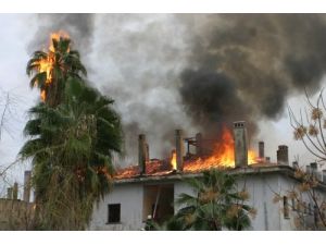 Romana Esin Kaynağı Olan Fabrika Lojmanının Çatısı Yandı