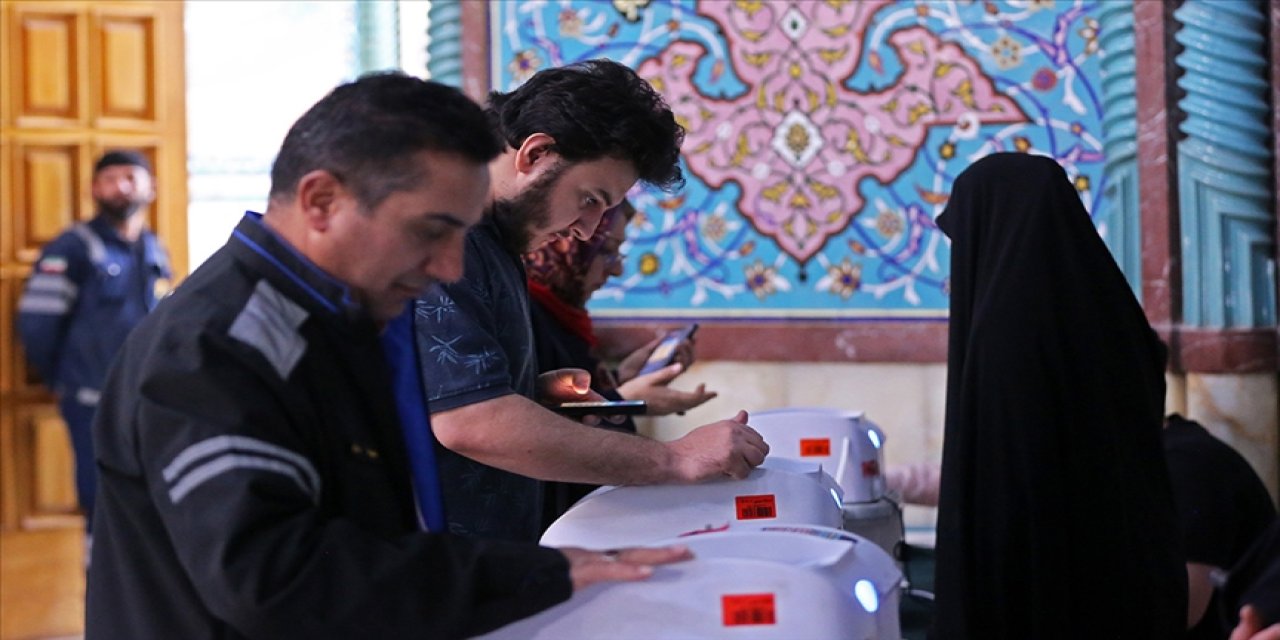 İran'da 14. Dönem Cumhurbaşkanlığı Seçimleri için oy verme işlemi sürüyor