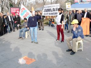 Zamları skeçle protesto ettiler