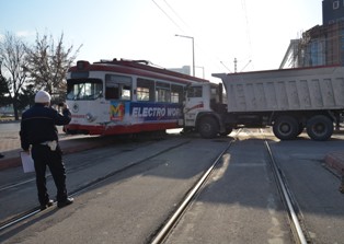 Kamyon tramvayı raydan çıkarttı!