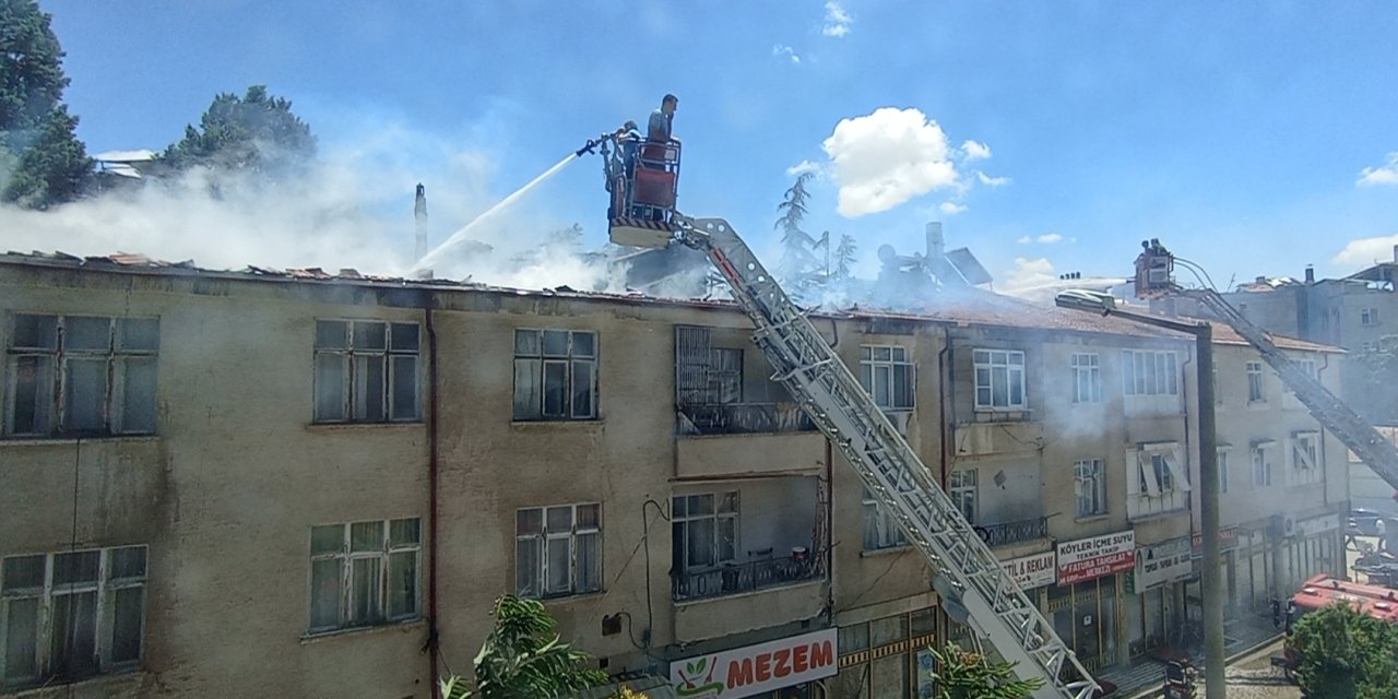 3 katlı binanın çatısında   çıkan yangın söndürüldü