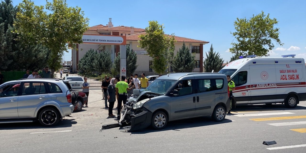 Aksaray'da trafik kazasında 3 kişi yaralandı