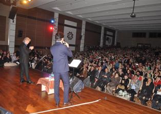 Akif sevgisi salona sığmadı
