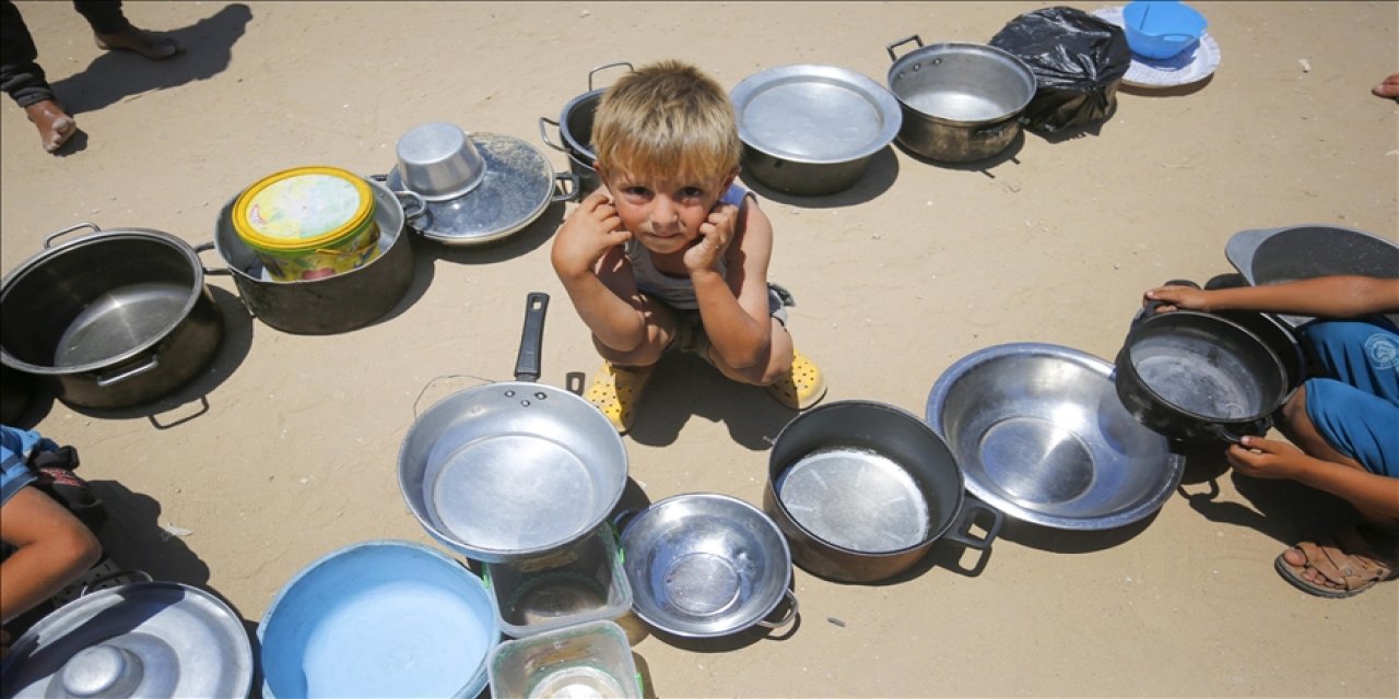 Gazzeli çocuklar günün yaklaşık 8 saatini gıda ve su taşımakla geçiriyor