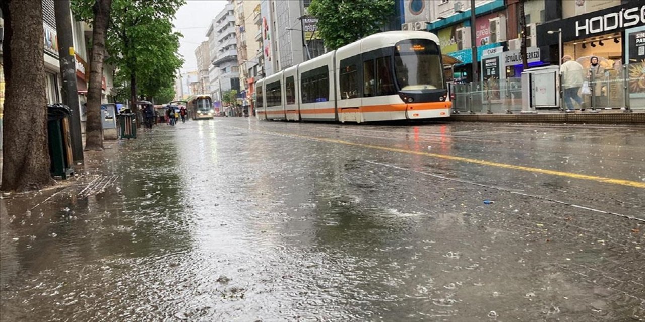 İç Anadolu'nun batısı için gök gürültülü sağanak uyarısı