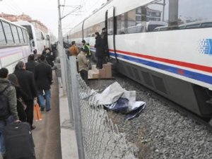 Hızlı tren yolsuz kaldı, yolcuyu otobüs aldı!