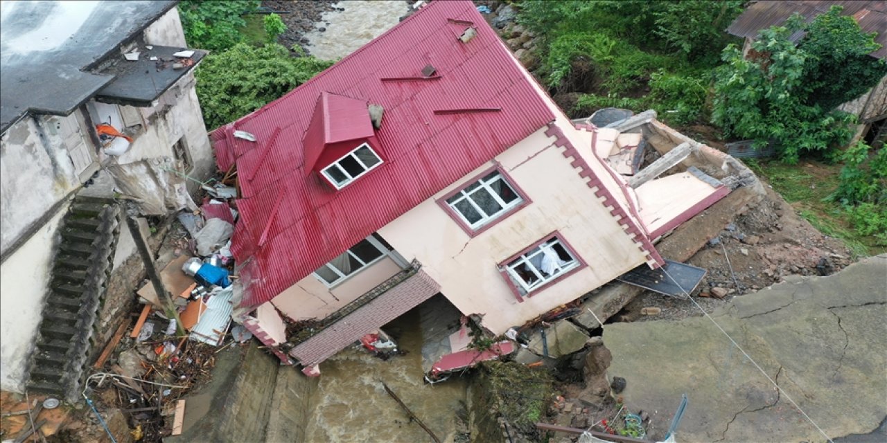 Giresun'da sağanak nedeniyle bir ev yan yattı, su baskınları oluştu