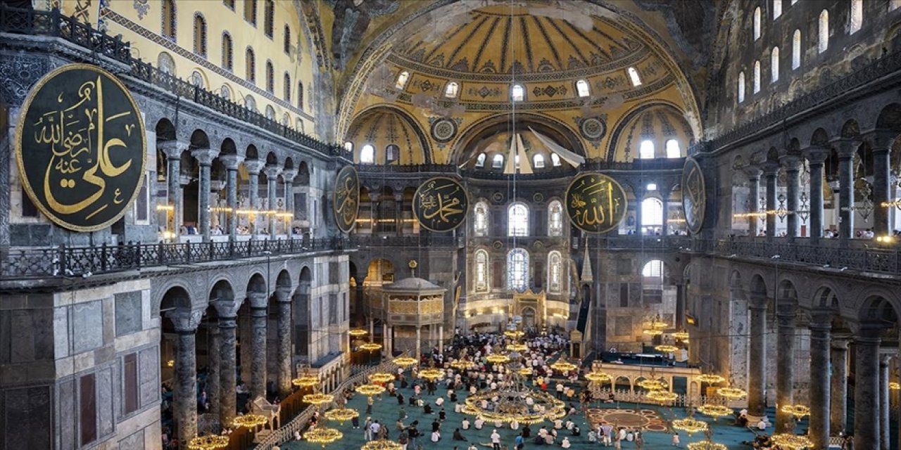 Ayasofya-i Kebir Cami-i Şerifi, ibadete açılışının 4'üncü yıl dönümünde ziyaretçi akınına uğradı