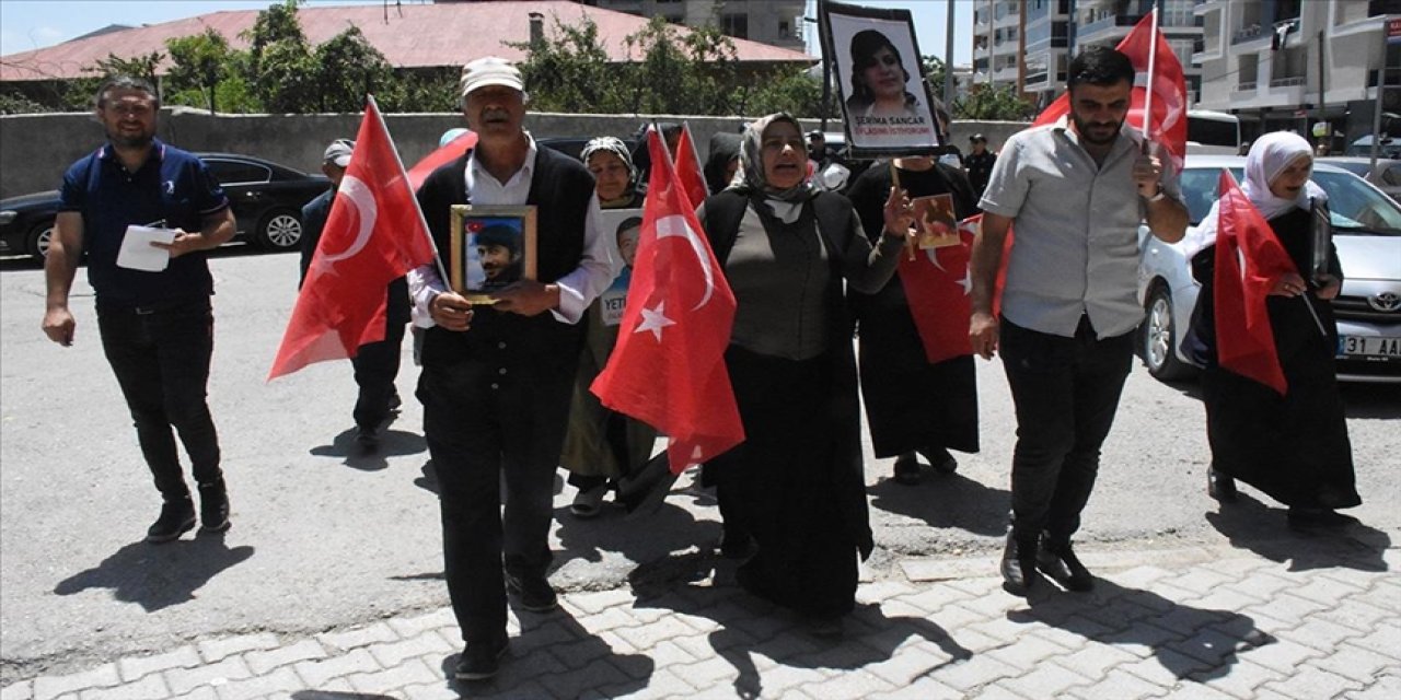 Vanlı aileler DEM Parti İl Başkanlığı önündeki eylemlerini sürdürüyor