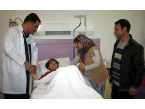 Arkadaş Grubuna Girmek İçin Saç Yedi, Midesinden Bir Tomar Saç Çıkarıldı