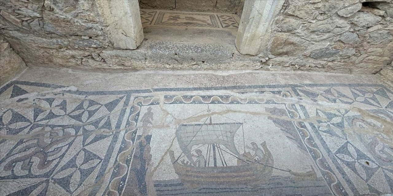 Olympos Antik Kenti, gün yüzüne çıkarılan tarihi kalıntılarıyla turistlerin ilgisini çekiyor