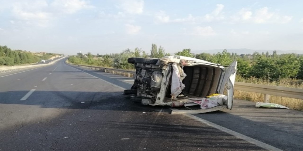 Konya'da otomobilin çarptığı tarım işçilerini taşıyan kamyonetteki 8 kişi yaralandı