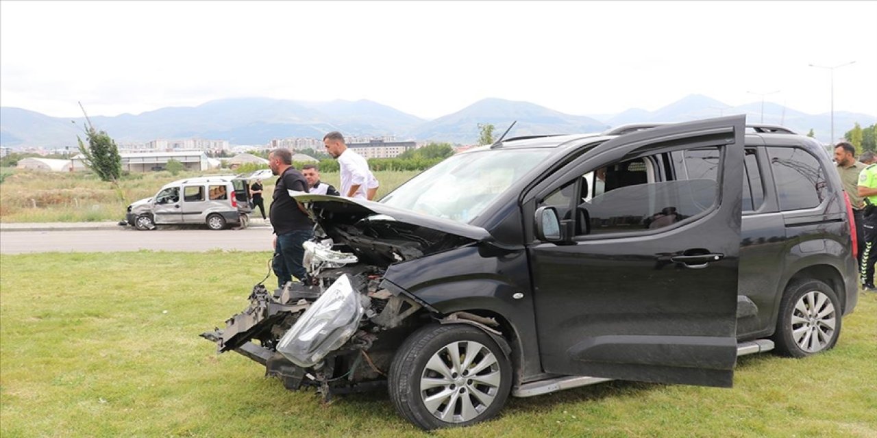 Erzurum'da iki hafif ticari araç çarpıştı, 9 kişi yaralandı