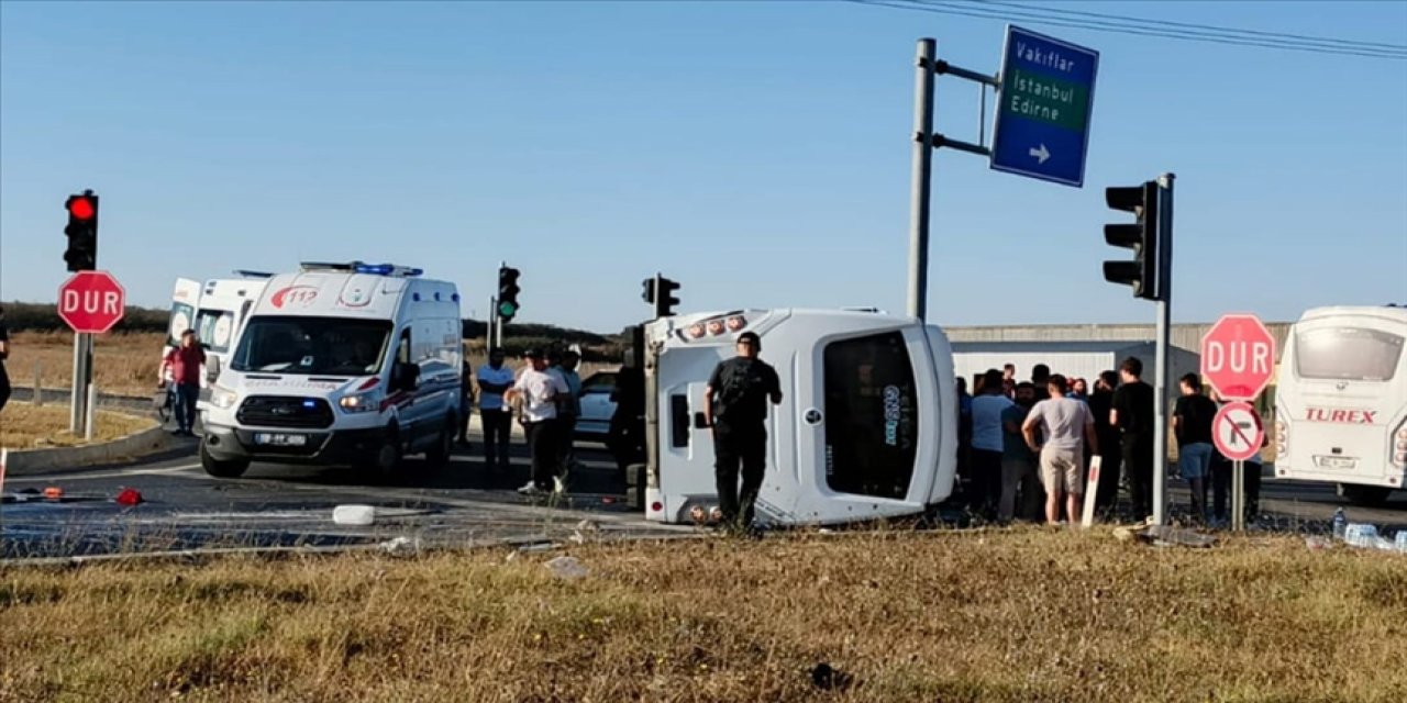 Servis midibüsü ile hafif ticari aracın çarpıştığı kazada 12 işçi yaralandı