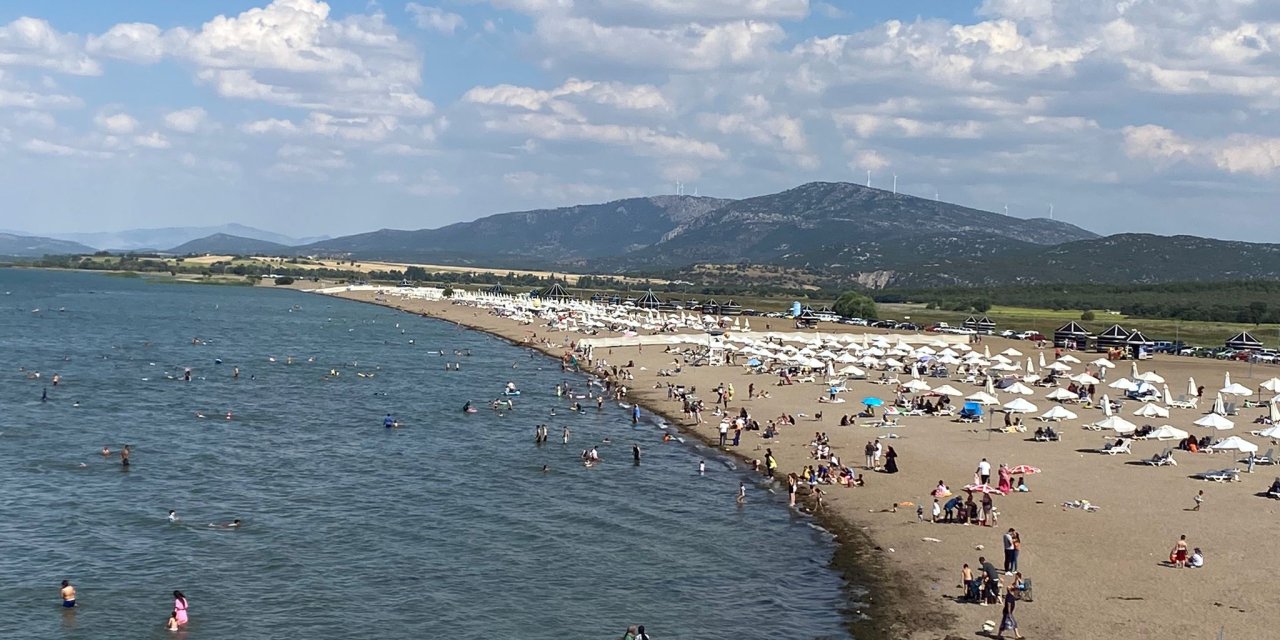 Sıcaktan bunalan Konya'nın plajına akın etti