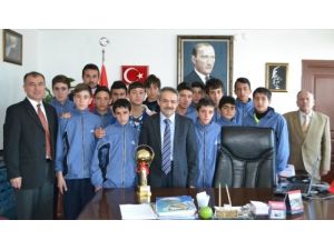 Eğirdir Süleyman Demirel Ortaokulu Futbolda Şampiyon Oldu