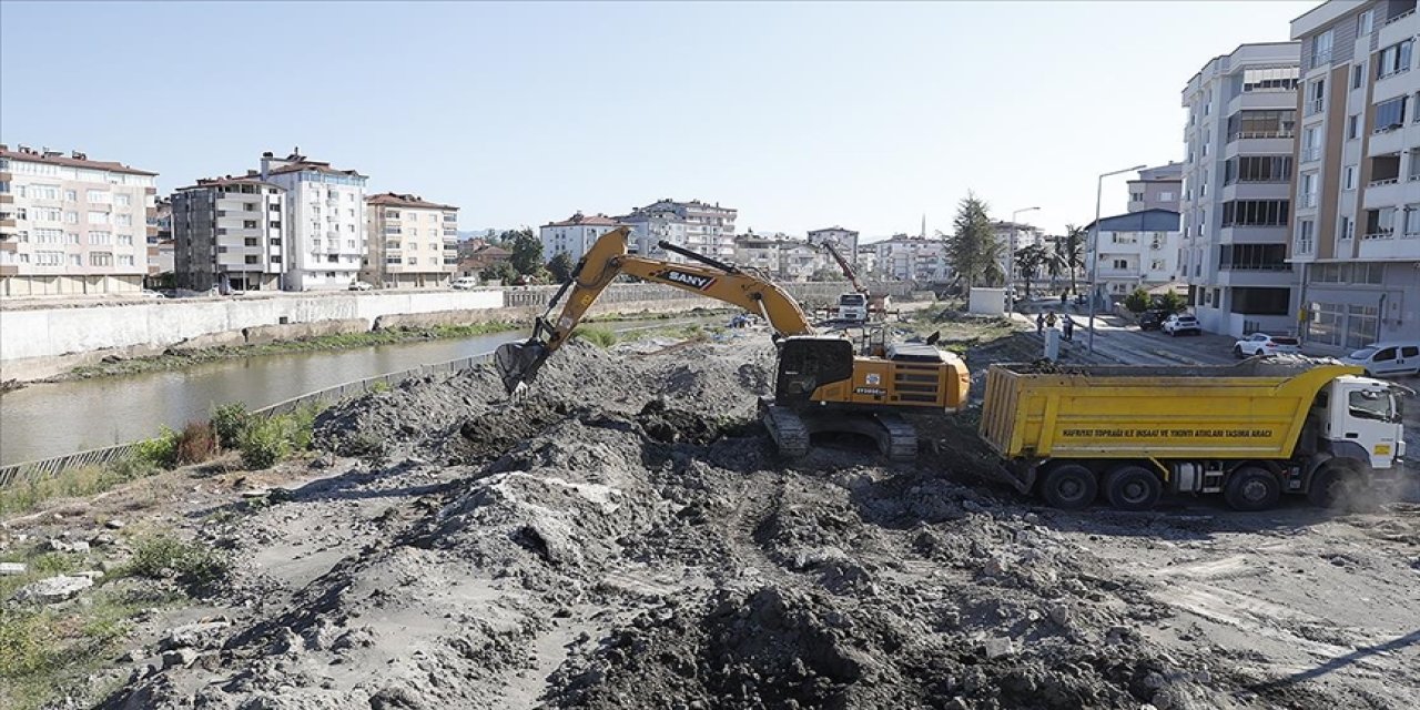 Taşkınlarla gündeme gelen Terme Çayı'nın yatağı 30 metre genişletiliyor