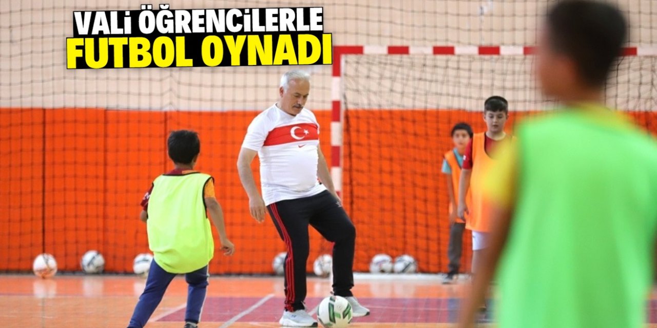 Vali öğrencilerle futbol oynadı