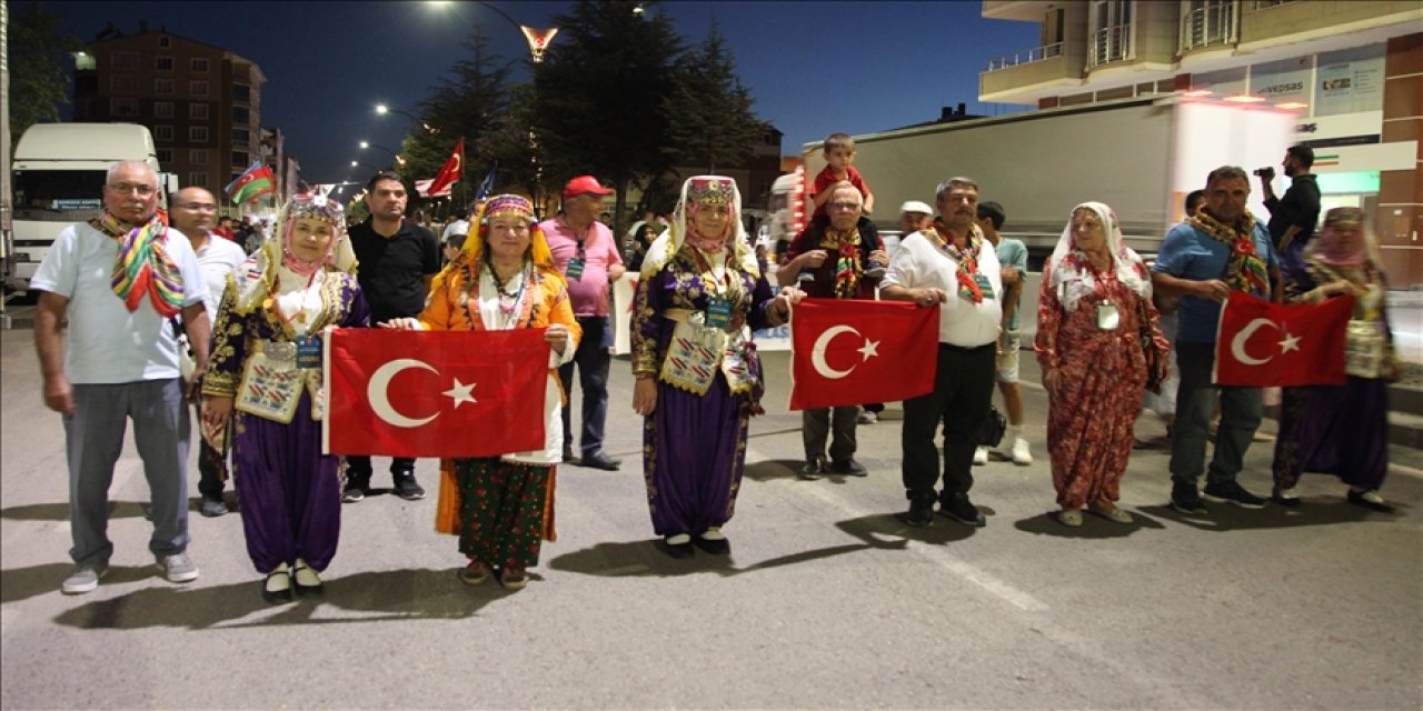 Ahlat’ta Türk bayrağı ve meşalelerle fener alayı düzenlendi