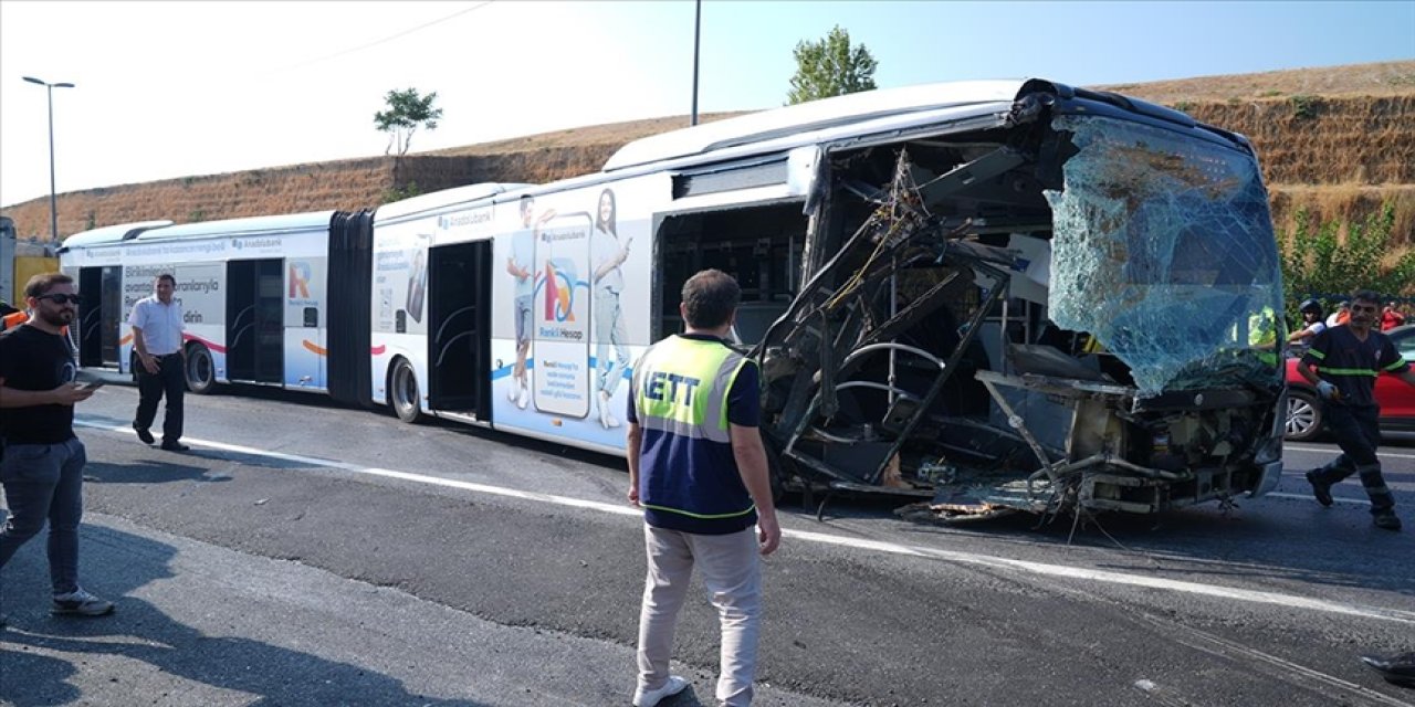 Metrobüs kazasında 35 kişi yaralandı