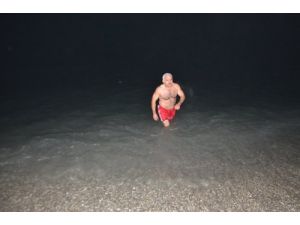 Karadeniz'de Yüzerek Yeni Yıla Girdi