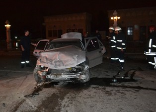 Otomobil duvara çarptı: 1 ölü, 1 yaralı