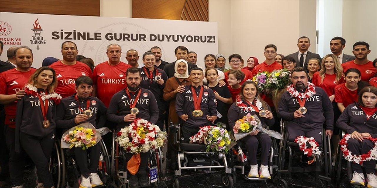 Paralimpik Oyunları'nda "tarih yazan" sporcular Türkiye'ye döndü