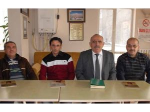 Emekli Öğretmen, İsteyene Bir Haftada Kur'an-ı Kerim'i Öğretiyor