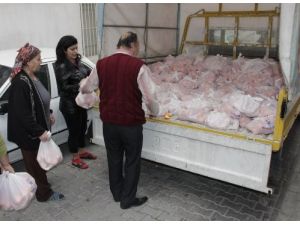 Konak Belediyesi 14 Ton Mandalina Dağıttı