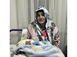 Manisa Valisi Savaş Yılın İlk Bebeğine Altın Taktı