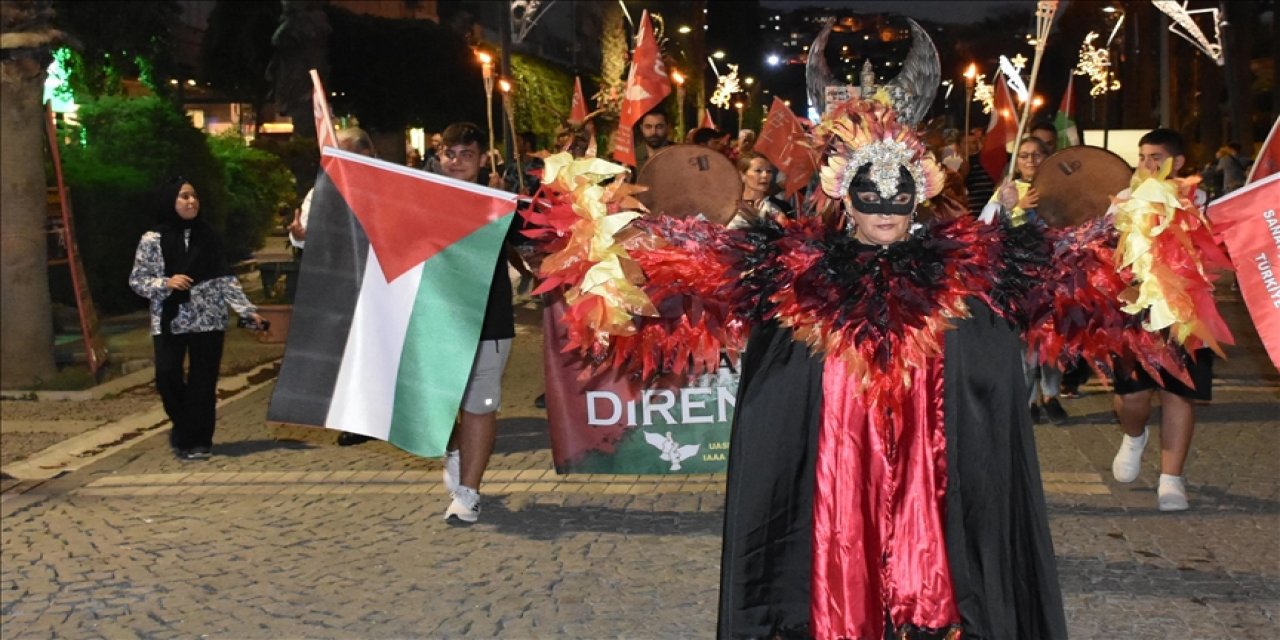 İzmir'de sanatçılar Filistin'e destek için yürüdü